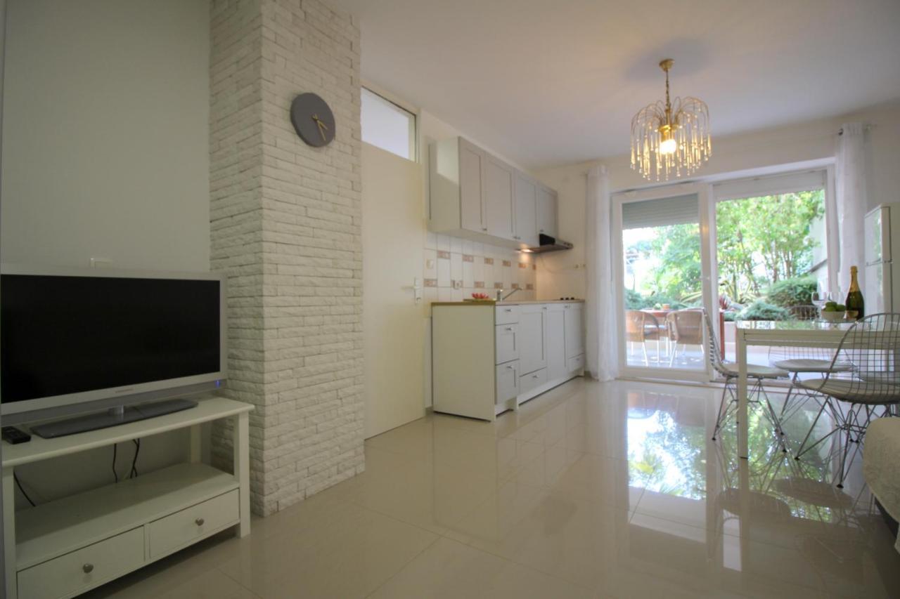 Modern Apartment Zen With Private Garden Porec Exterior photo